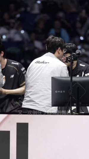 尊重对手！Ruler笑着祝贺KT选手晋级 随后转身就难过的低下头离开