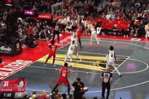 防守反击一气呵成！韦斯利断球反击背后过人上篮得分