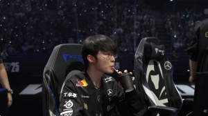 小虐一把！Faker带队拿下首局 淡定摘下耳机后长时间补水