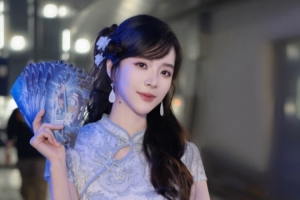 主持人余霜晒照：在后台看完今天的精彩比赛 也想给咱们LPL集个气