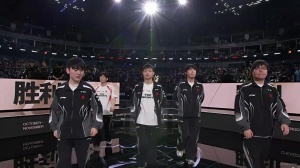 被T1横扫，赛后TES选手们走到舞台中央向粉丝们鞠躬！