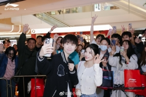 糖小幽分享Doinb线下签售会返图：圆满结束 大家回去注意安全～