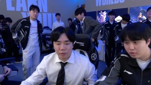 TES休息室画面：仅有Kanavi还在与教练沟通 其他选手瘫坐在周围