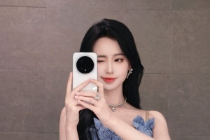 永劫无间解说娅鸽晒照：花朵连衣裙更显白皙皮肤