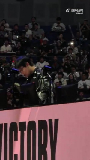 辛苦了！JackeyLove满脸遗憾 离场时深深吐了一口气