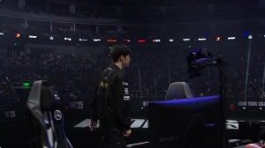 冠军脸！导播长镜头给到Faker 自信走下舞台并且看向周围观众