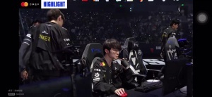 有点太轻松了？Faker赛后摘掉耳机，从容喝水