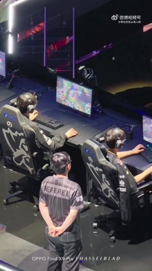 飞大哥别切了我晕！现场观众视角下Faker的超高速切屏监控全局
