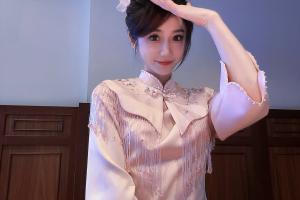 主持小悠珊珊晒照：托lol手游线下赛的福，在南京解锁旗袍主持新体验！