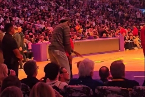 手痒了！湖人vs热火第四节暂停期间 詹姆斯在篮下认真练习运球