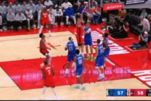 杜兰特分球申京 后者在三人合围中转身360°单手暴扣