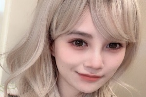 PUBG主持晓彤晒照：最近假发买的有点多…