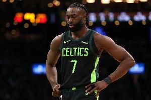 杀死自己！杰伦-布朗最后一攻推倒对手被吹犯规 绿军挑战失败