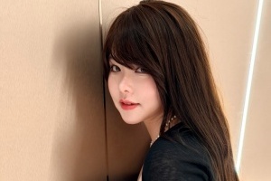 mayumi更博晒照：黑色也别有一番韵味