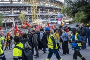 每体：数十位工人在诺坎普外聚集，抗议诺坎普工地违规裁员