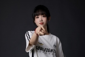 主持十月晒解说杯定妆照：Whip-Whiplash～