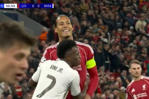 这是认真的吗？1米76维尼修斯角球盯防1米95范戴克，两人嘻嘻哈哈