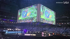 完全溃败！TES被T1速通瞬间，粉丝直接在梅奔现场合唱《突然的陀螺》