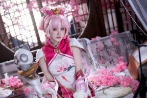 主持夏安晒照：蜀绣拉克丝堂堂来袭 今天是粉嘟嘟的