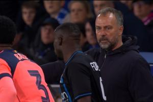 巴萨1-2落后布鲁日！场边的弗里克非常生气，眼神要喷火了