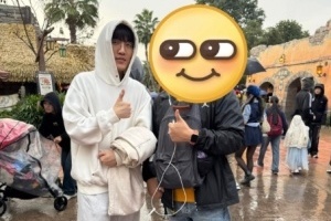 粉丝分享：在迪士尼偶遇Tarzan和Kael以及在不远处的Shanks