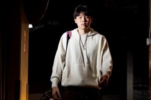 开拓者众将入场穿搭：杨瀚森帽衫加项链配饰 卡马拉短宽牛仔衫