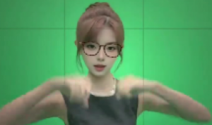 主持泱泱分享视频：甩鞭舞虽迟但到