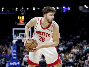 外线没谱！申京半场8中3拿到6分5助 三分3中0