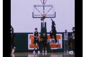 能上吗？开拓者预告与热火比赛 视频里杨瀚森和翻译看队友扣篮