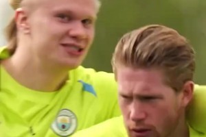 还没看够你俩啊！曼城训练花絮：哈兰德亲德布劳内！