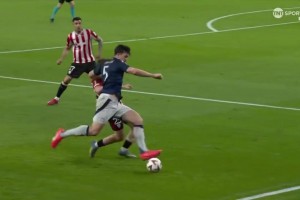 外网爆了！马奎尔边路戏耍对手传中送助攻：亚马奎，小罗附体