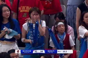 昨日翟晓川罚进最后关键两罚时，场边一北京女球迷激动哭了！