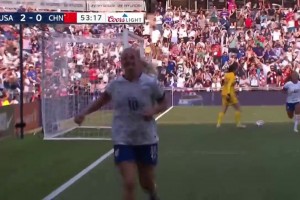 中国女足边路防守出现大空档！美国女足传中林赛-霍兰头球破门！