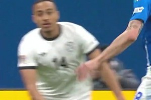 托纳利禁区内脚后跟传球，这球处理简直太让人回味了