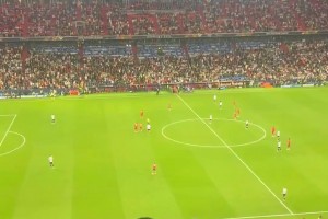 打进制胜球！C罗第90分钟被换下时，葡萄牙球迷全体起立鼓掌