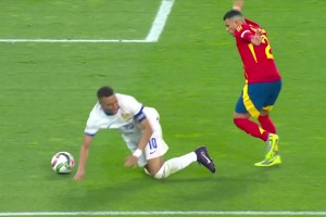 法国扳回一城！姆巴佩造点亲自主罚命中！法国1-4落后西班牙！