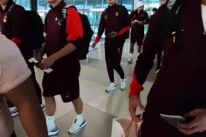 国足球迷在场外被印尼球迷打了...