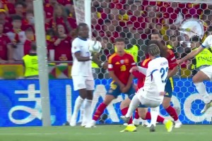 登贝莱底线传中！拉比奥特巧妙一漏，特奥抽射击中门框！