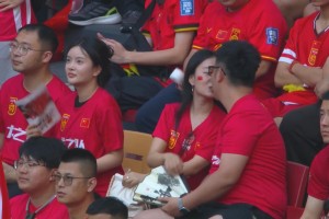 浪漫！镜头给到国足球迷情侣，当场亲吻引爆全场欢呼