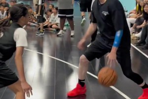 教授运球还是这么丝滑！中国行第一天上演经典过人招式...