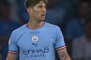 这是贝肯鲍尔吗？当年欧冠决赛上惊艳众人的斯通斯，完美改造啊！