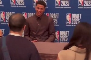 这人气！弗拉格面对长枪短炮，边上卡特-布莱恩特只有寥寥几人