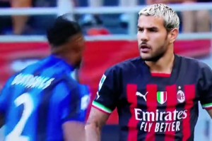 阿库尼亚这小身板真敢追打邓弗里斯，没看特奥都没占到便宜嘛