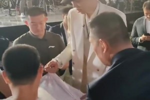 李宁赢麻了！杨瀚森被选中后在代言品牌T上签名