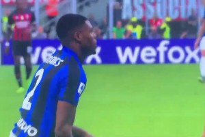 邓弗里斯当年怒怼特奥看着是真凶，阿库尼亚你也是真敢惹