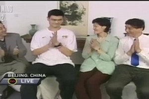 历史的开始！2002年的今天：火箭用状元签选择了中国中锋姚明