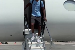 终于还是来了！5号秀贝利乘专机抵达盐湖城 爵士主帅亲自迎接