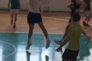 新赛季起飞申京休赛期挥汗如雨 还玩了一把传切空接暴扣