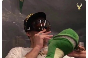 雄鹿人员巨变！字母哥在利拉德被裁后第一时间发推：我都不知道发生了啥？