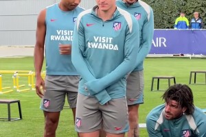 欺负小蜘蛛呢吉梅内斯你个乌拉圭人是在报复阿根廷人吧！